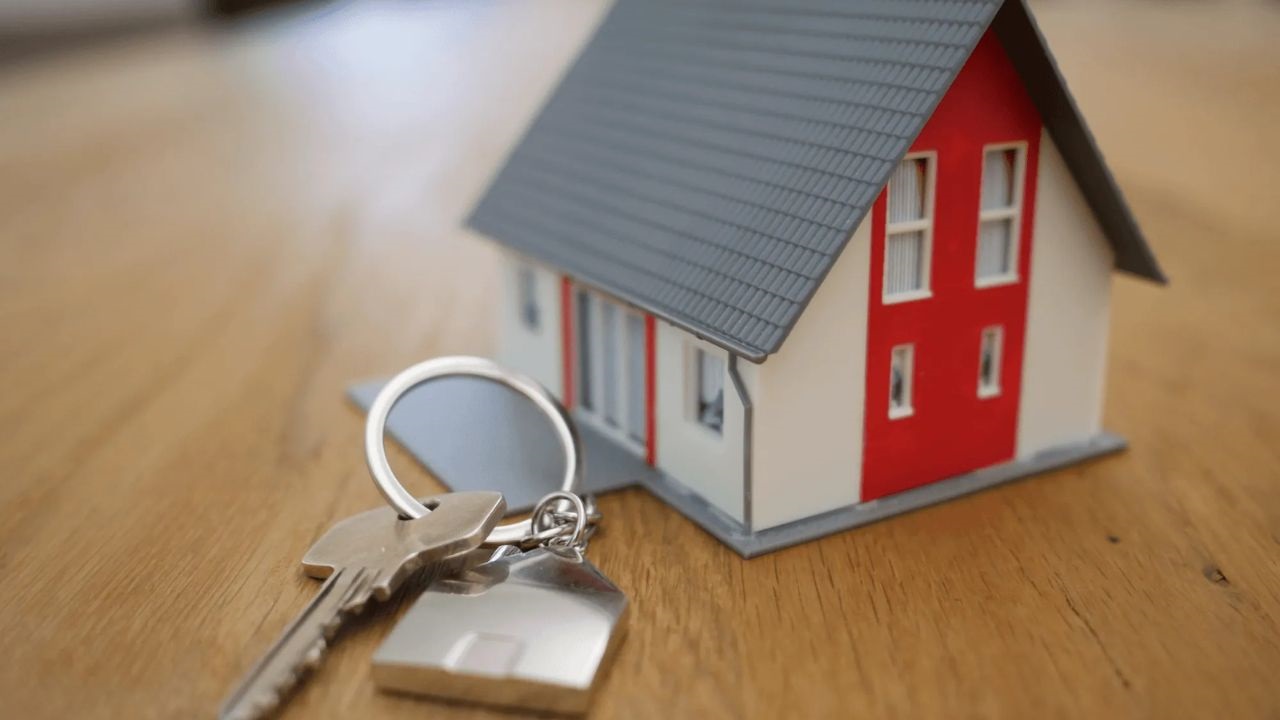 Un hombre de Cipolletti tenía contratado un seguro de hogar. Una noche, mientras no había nadie en la vivienda, personas desconocidas ingresaron y se llevaron parte de sus pertenencias. El asegurado hizo lo que correspondía: denunció el siniestro a su compañía y esperó la cobertura que pagaba mes a mes.