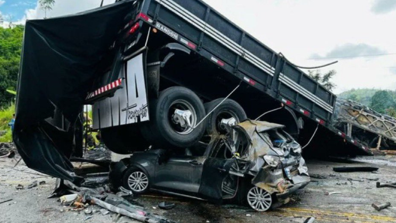 El accidente ocurrió este sábado en el estado de Minas Gerais. Hay trece heridos.