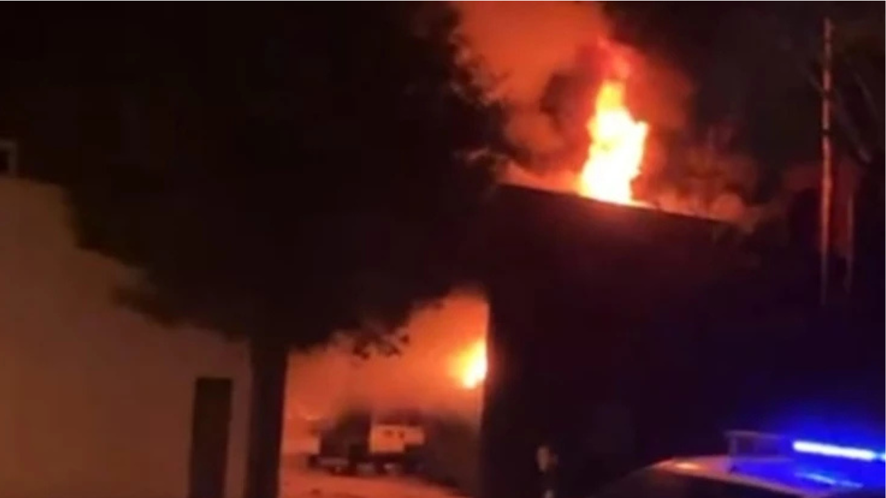 Tuvieron que trabajar dos dotaciones de Bomberos por un terrible incendio que consumió varios vehículos.