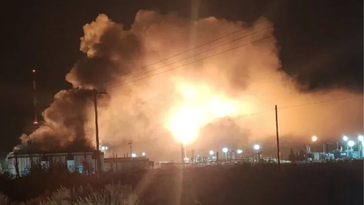 El fuego se desató en el sector de hornos compresores de gas de la planta de TGS, cerca de Mari Menuco. No se registraron heridos, pero hubo riesgo de derrumbe. Varias dotaciones trabajaron en el lugar.
