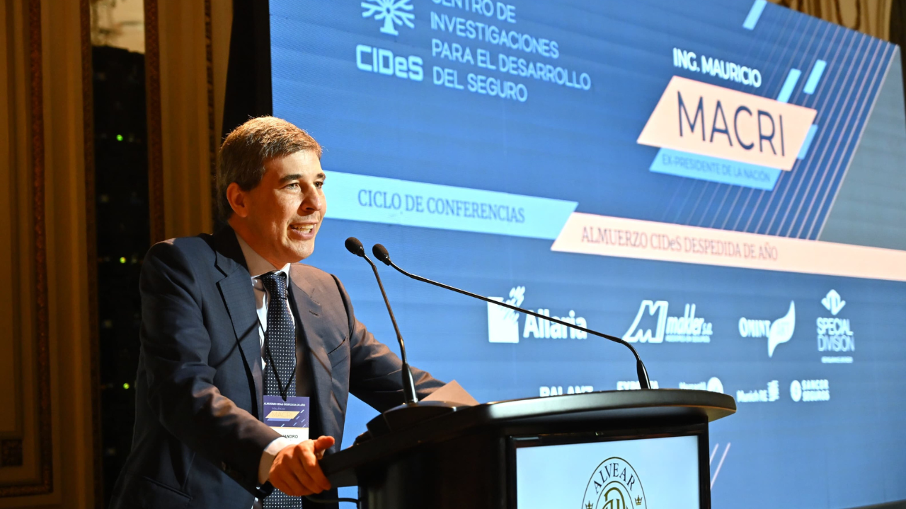 El evento reunió a los principales actores del sector asegurador, importantes referentes de la economía argentina, senadores, diputados, jueces y Mauricio Macri, entre otros.