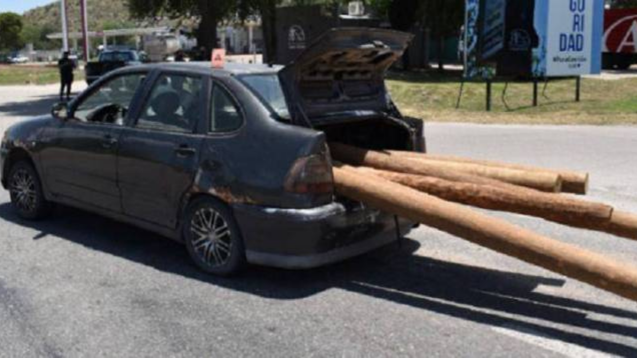 Un joven de 20 años murió al ser aplastado por los postes de madera que trasportaba en el baúl de su auto...