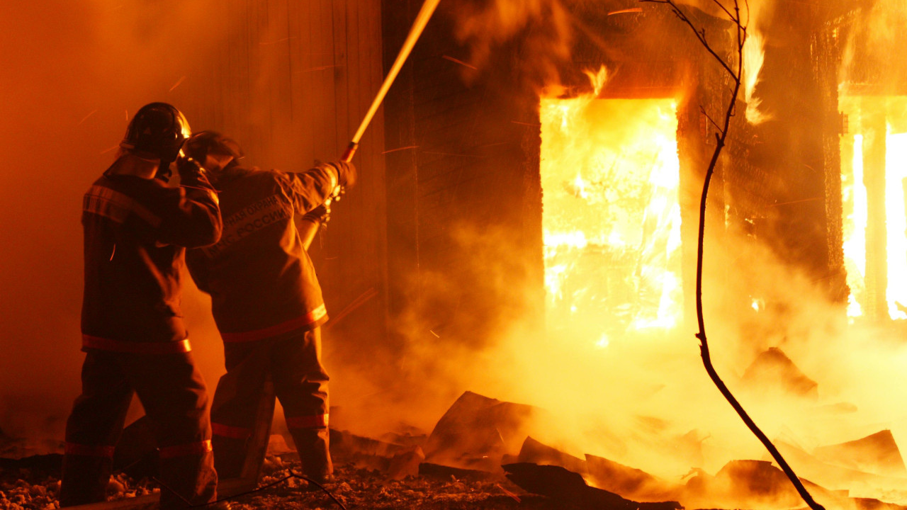 Una entidad bancaria y una compañía aseguradora deberán indemnizar a una mujer raíz del incumplimiento de un contrato de seguro de incendio. No se debitó el monto correspondiente a la prima aunque tenía fondos en la cuenta.