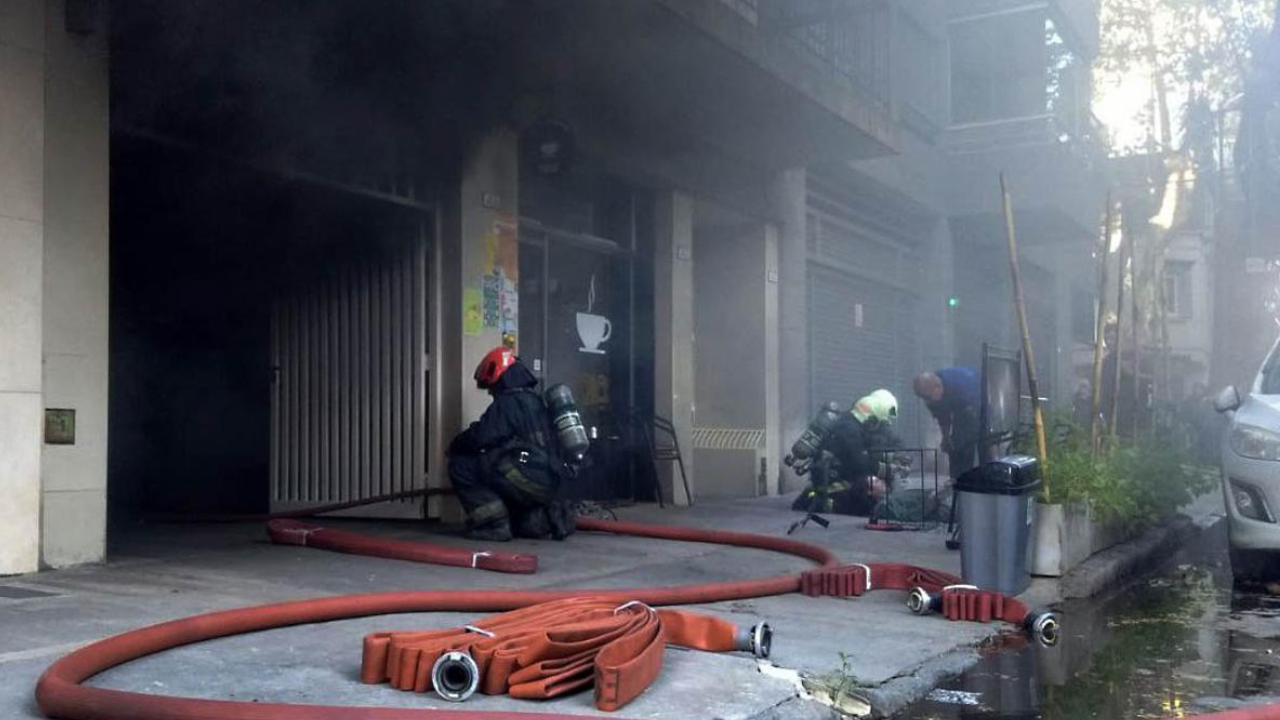 A la zona del edificio, ubicado en la calle Beruti 4533, concurrieron cuatro dotaciones de bomberos y ambulancias del SAME dedicadas a asistir a los vecinos.