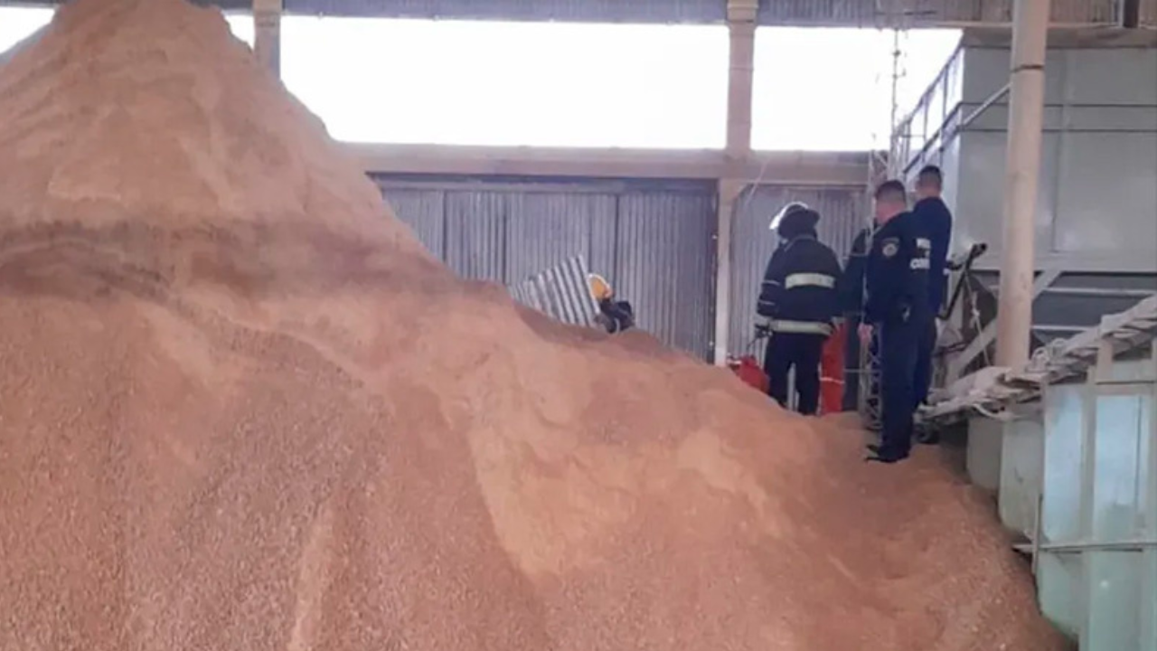Un operario de 33 años murió luego de una montaña con toneladas de soja se desmoronara cerca de él y lo sepultara. “Estaba trabajando cuando el chimango que succiona dejó de funcionar”, indicaron desde la policía.