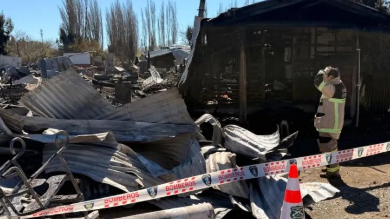 El hogar estaba ubicado en Pitrufquén, en la región de La Araucanía. Al momento del incendio había 24 residentes y solo una cuidadora. El establecimiento tenía antecedentes de irregularidades.