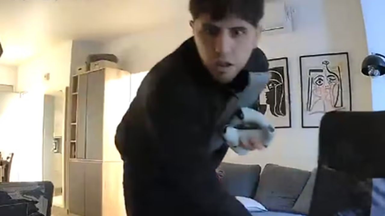 Los delincuentes quedaron grabados por una cámara de seguridad que las víctimas tenían instalada en el living.