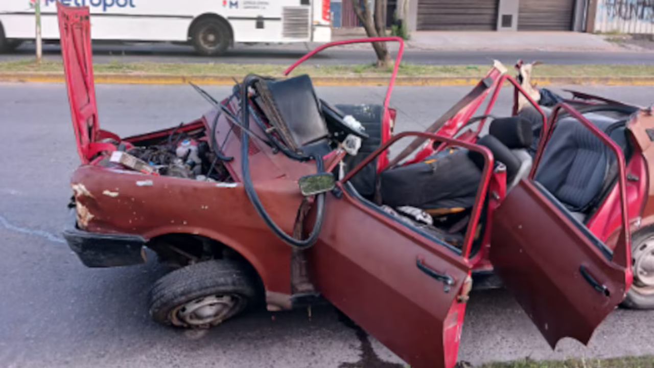 Se conocieron las imágenes de cómo quedó el auto en el que viajaba la familia Benítez. El matrimonio murió y sus tres hijos se salvaron de milagro. A la mayor le pondrán una prótesis en la cadera en el hospital Garrahan.