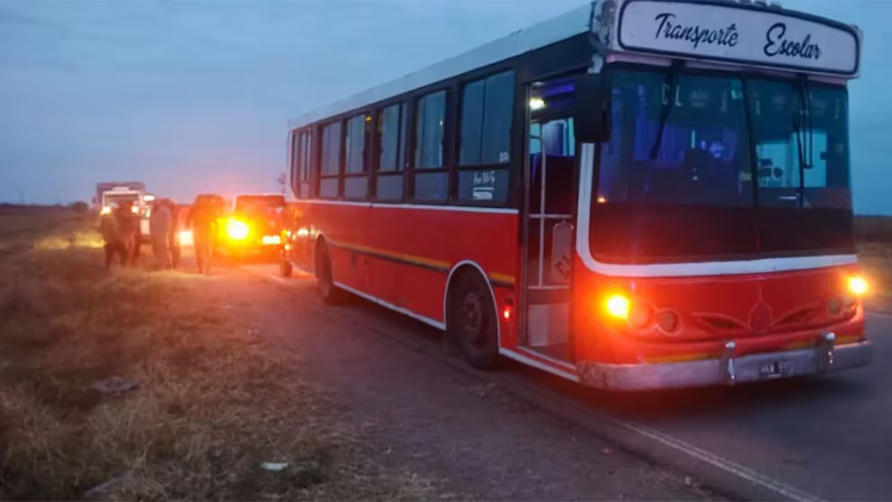 Ocurrió esta mañana sobre la Ruta Provincial 92, cerca de la localidad de Quimilí. Los alumnos estaban descendiendo de un micro escolar cuando fueron embestidos por una camioneta.
