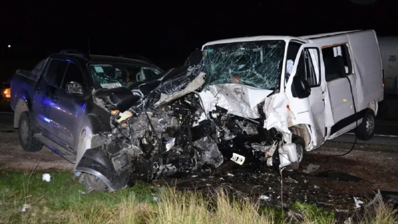 El hecho ocurrió cuando ambos vehículos, que sufrieron daños importantes, colisionaron frontalmente. Dos de las personas afectadas se encuentran en grave estado.