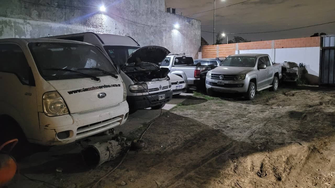El operativo lo llevó a cabo la Policía de la Ciudad de Buenos Aires, que secuestró cientos de autopartes preparadas para la venta ilegal. Hay cuatro detenidos.