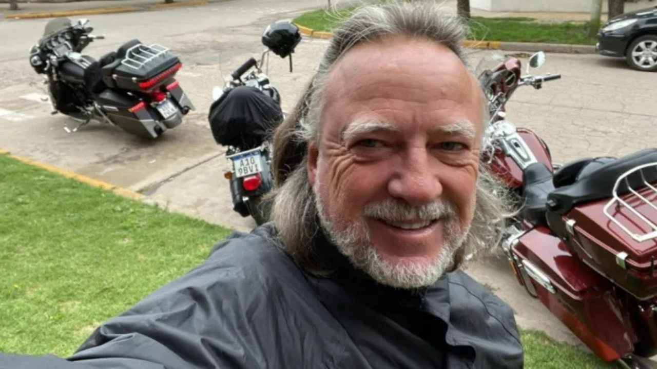 Uno de los motociclistas, el empresario Sergio Sirotka (64), se cayó de la moto y chocó contra un montículo de tierra. En la tradicional pista se están realizando obras y por ello, no estaban dadas las condiciones óptimas para circular.