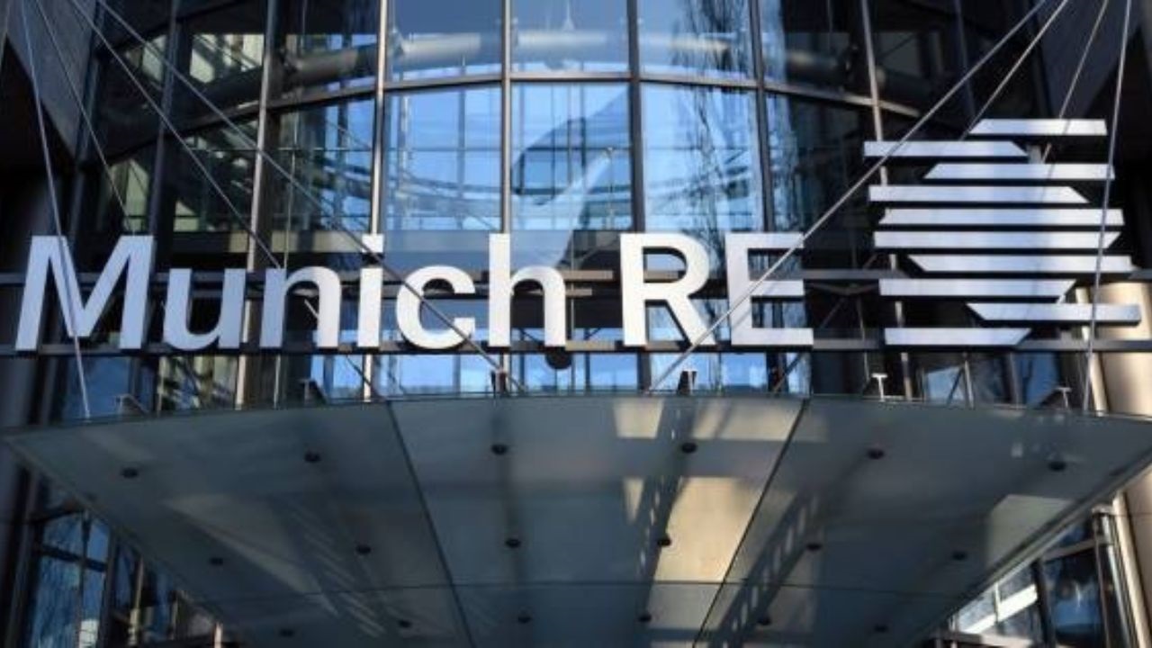 Munich Re avanza un beneficio de 1.700 millones de euros en el trimestre. La compañía señala que estos resultados se obtienen gracias a una evolución operativa muy favorable en todos los segmentos de negocio, unas pérdidas por grandes siniestros inferiores a las previstas de media en el negocio de reaseguro de No Vida y un sólido resultado de las inversiones en el negocio de reaseguro.
