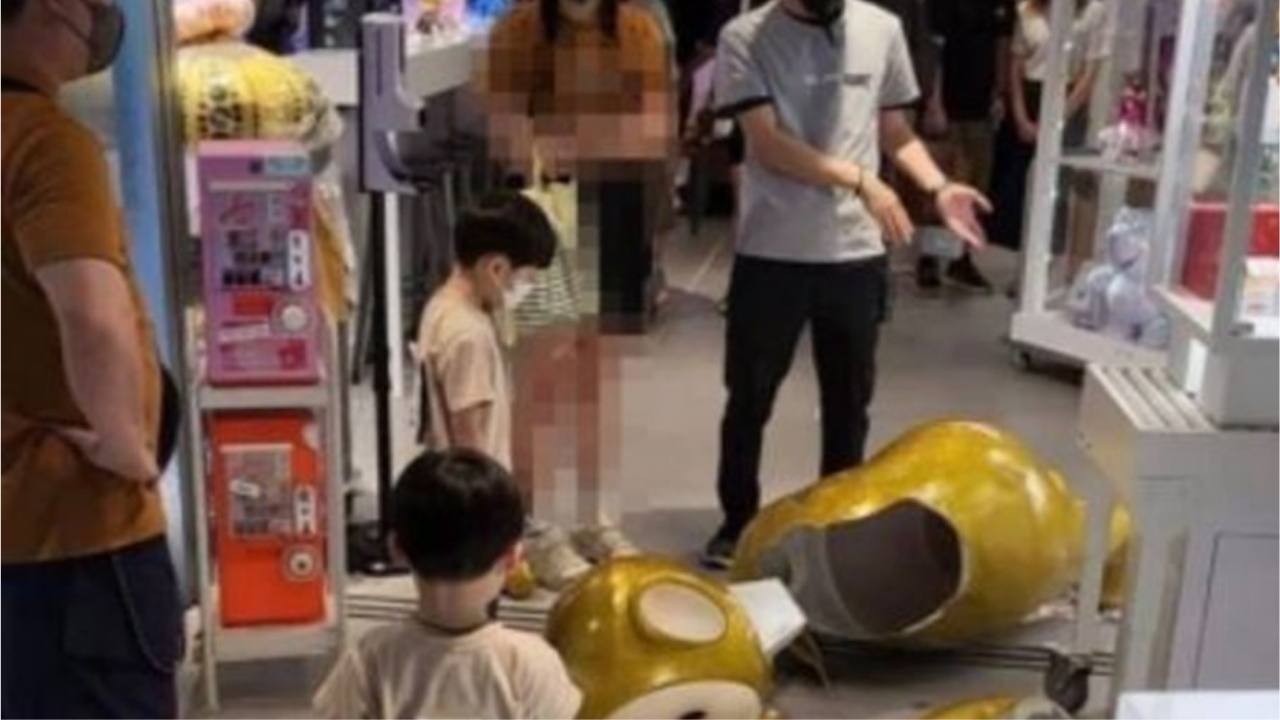 Una familia se vio obligada a desembolsar 4.255 dólares luego de que su hijo rompiera en una juguetería una figura de 1,8 metros de un muñeco teletubby dorado.