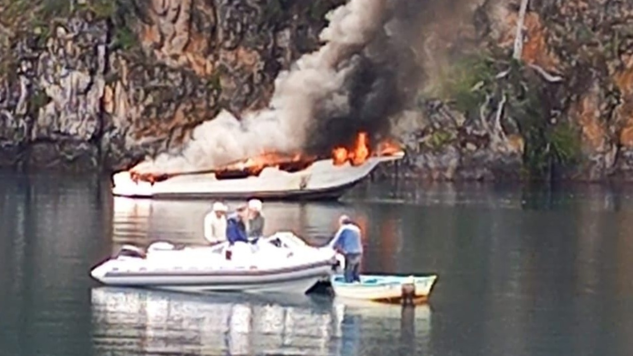 Ocurrió en cercanías de Villa la Angostura, donde el operario de la embarcación tuvo que salir por sus propios medios para evitar que las llamas lo rodearan...