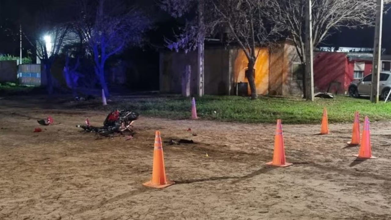 La víctima iba con su moto por Río Cuarto cuando fue arrollada por un joven de 19 años. El conductor quedó detenido luego del brutal choque.