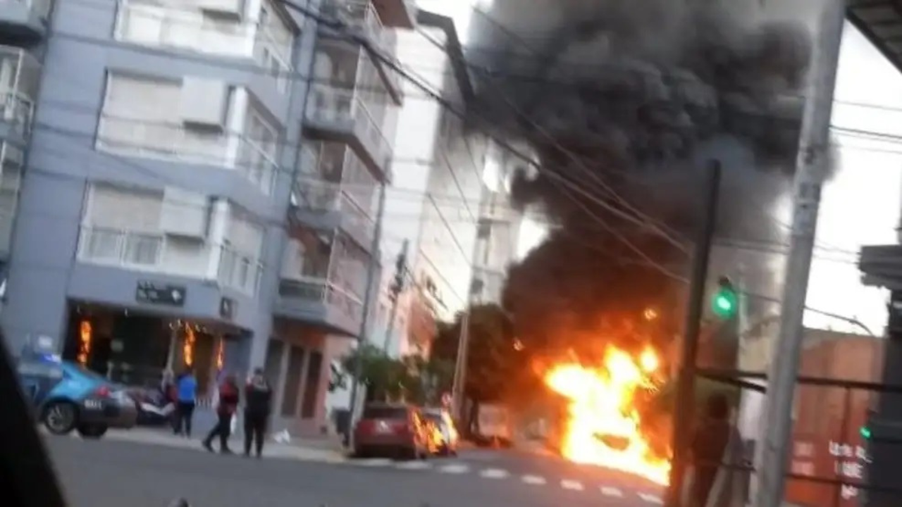 Ocurrió cerca de Parque Centenario. El chofer y los 10 pasajeros que estaban en el vehículo resultaron ilesos.