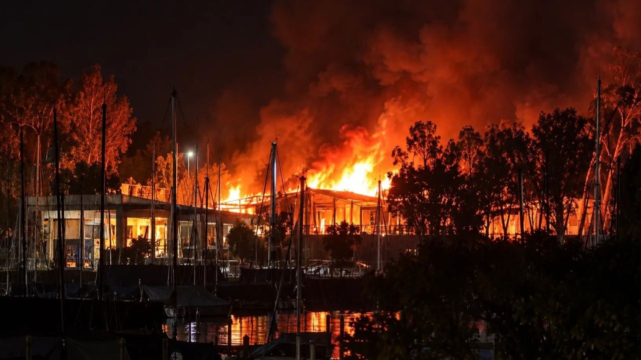 El fuego comenzó el sábado por la noche y generó llamas de gran altura y una columna de humo visible desde distintos puntos de Vicente López. Accidentes y desastres.