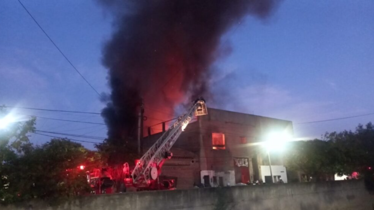 El impacto visual del incendio fue notable, con una alta torre de humo negro que se elevó sobre la fábrica afectada.