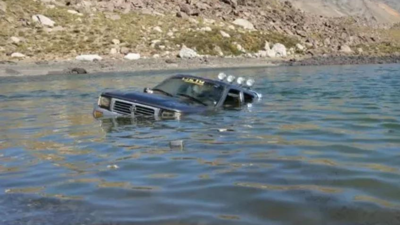El vehículo 4x4, conducido por un hombre borracho, se hundió en el agua y la contaminó con aceite y combustible. Ocurrió en un lugar elegido para ir a pescar truchas.