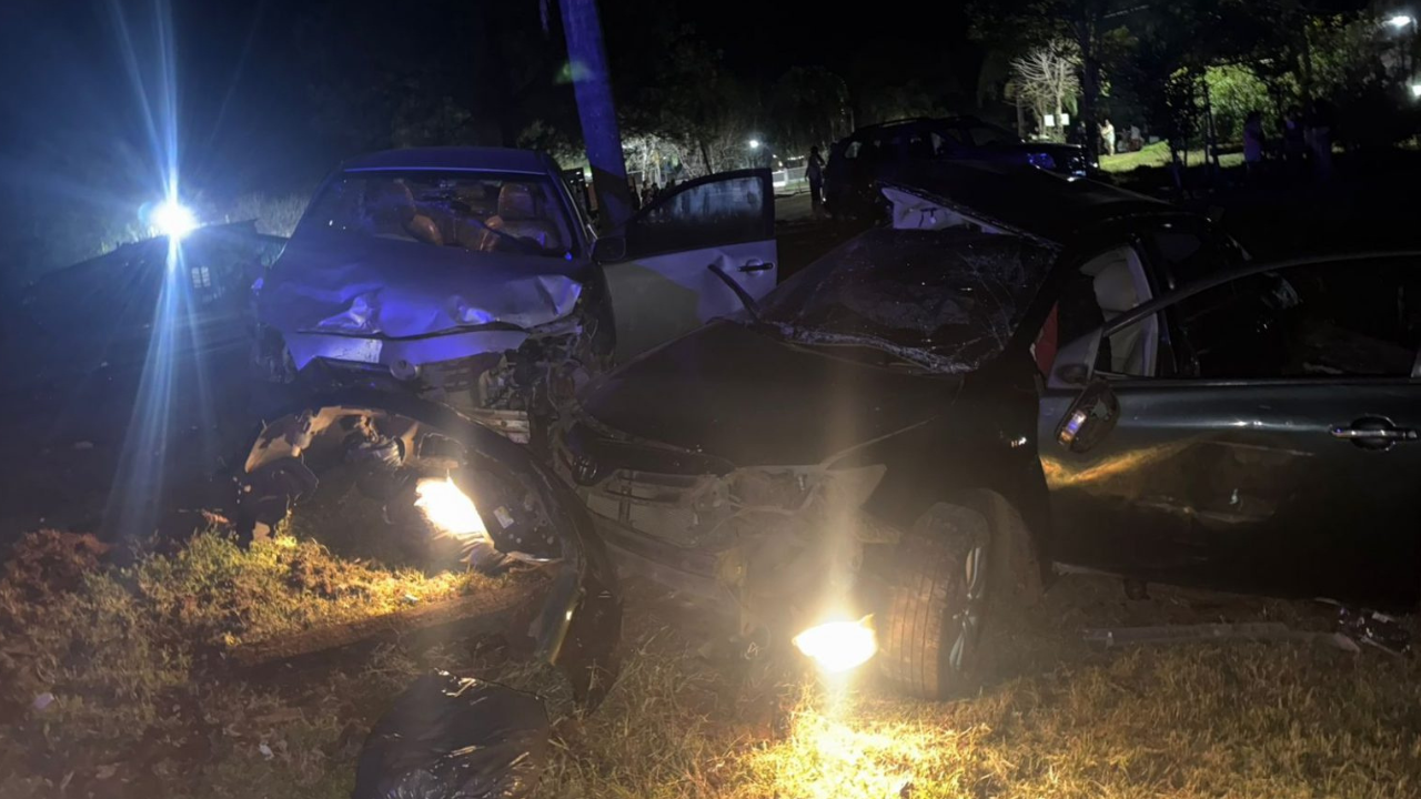 Un joven de 26 años falleció y otro de la misma edad resultó herido de gravedad anoche, al ser colisionar frontalmente contra otro automóvil en el que viajaban dos muchachos, uno de ellos alcoholizado, quienes quedaron detenidos porque además conducían un vehículo robado.