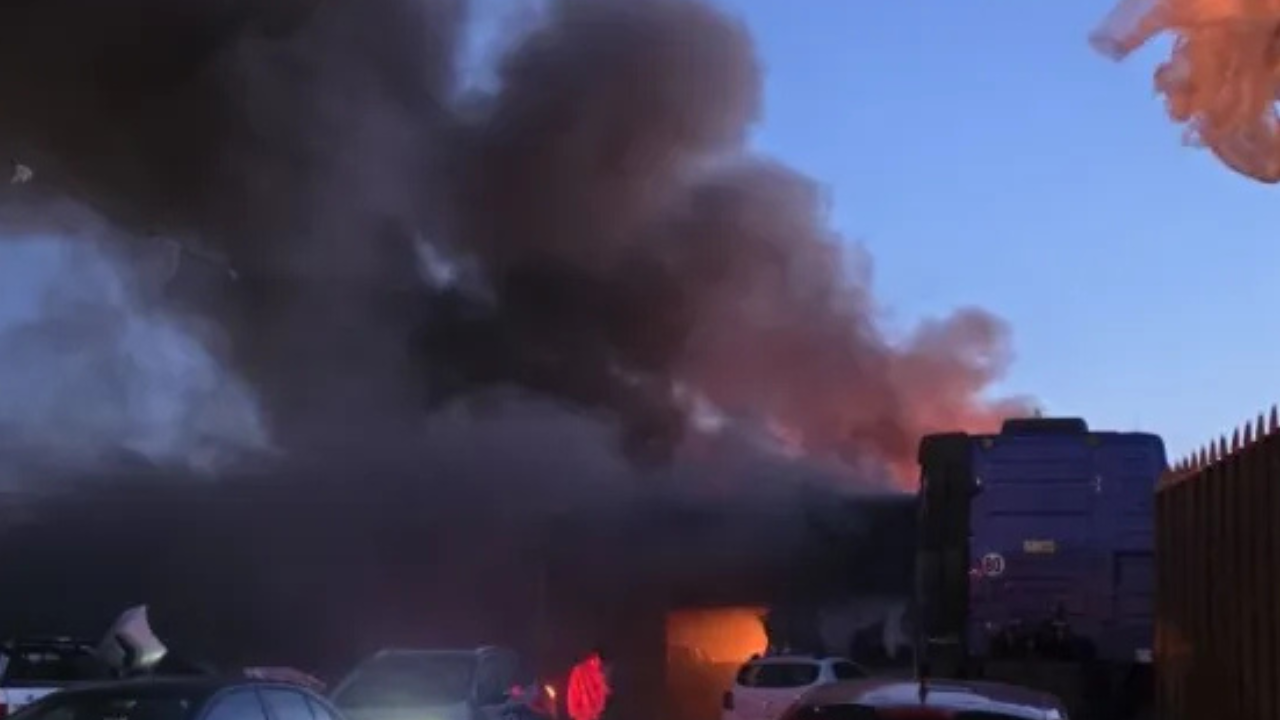 El fuego comenzó en la cabina de pintura y alcanzó un bidón de gasoil que explotó dentro del taller. No hubo heridos, pero sí importantes daños materiales.