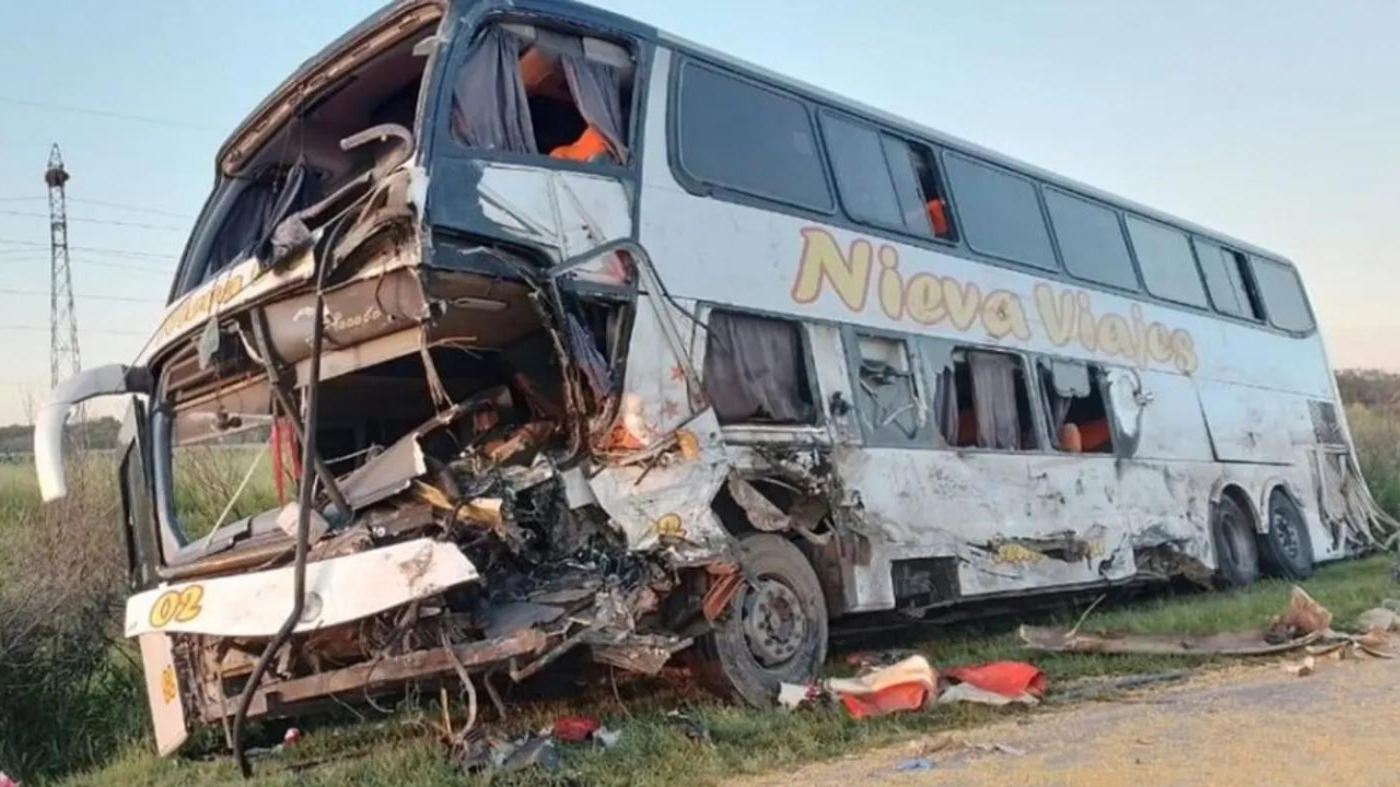 El accidente ocurrió en el kilómetro 105 de la ruta nacional 16. Además de las víctimas fatales, hay varios heridos internados.
