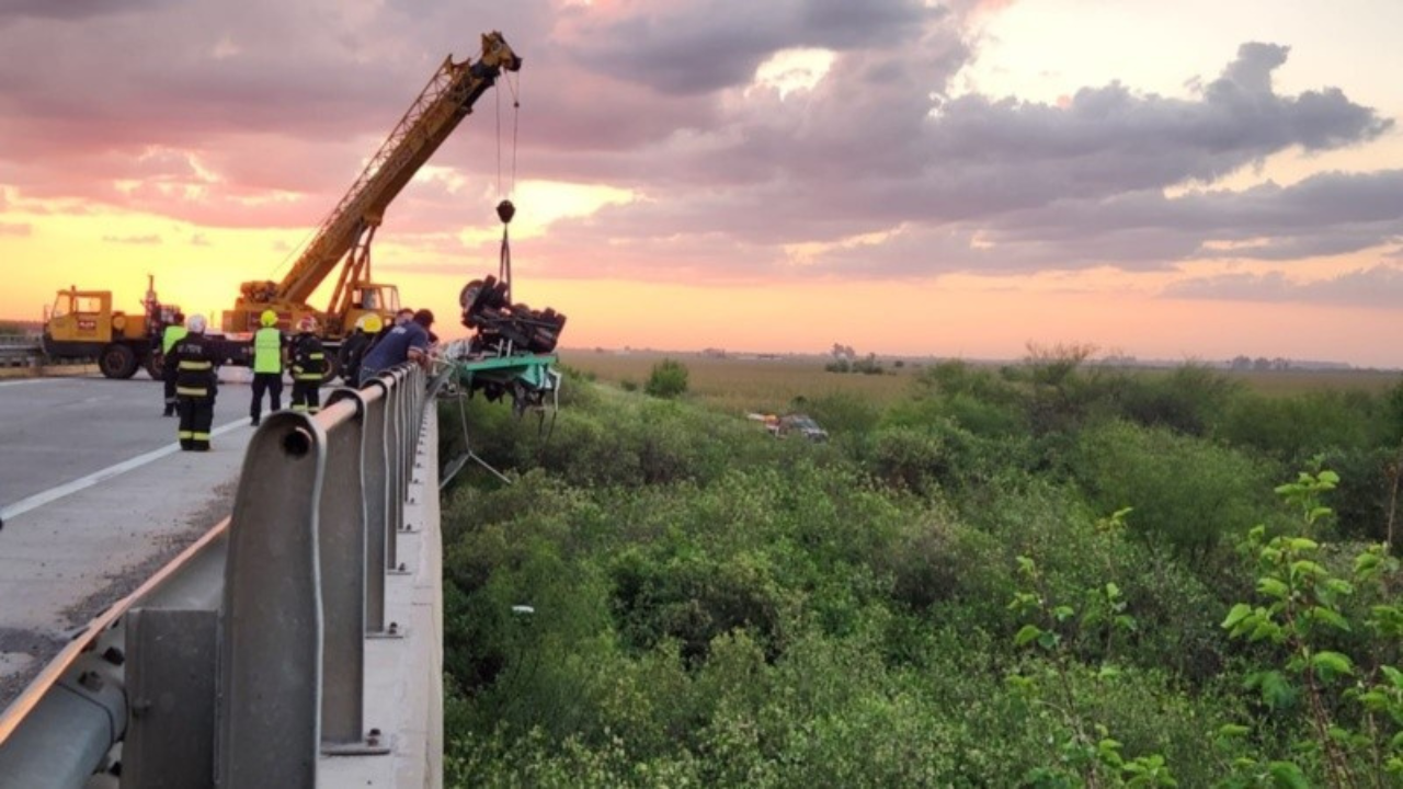 El siniestro ocurrió a la altura del kilómetro 400 durante la madrugada de este martes y el vehículo fue hallado recién al mediodía casi completamente sumergido. El conductor, identificado como Rodolfo Gatti, de 59 años y oriundo de Cruz Alta fue buscado por equipos de bomberos y buzos tácticos. El cuerpo fue hallado cerca del anochecer.
