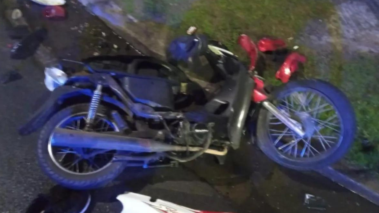 Un hombre que iba a bordo de un auto embistió a gran velocidad a un motociclista en Lanús, que perdió la vida por las graves heridas que presentaba...