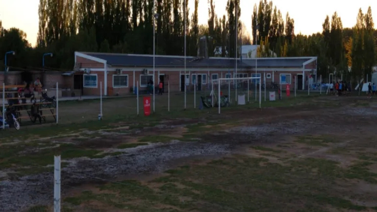 Las heridas fatales le provocaron el deceso inmediato. Las autoridades deportivas suspendieron todos los partidos a la fecha 31 de la Liga Confluencia.
