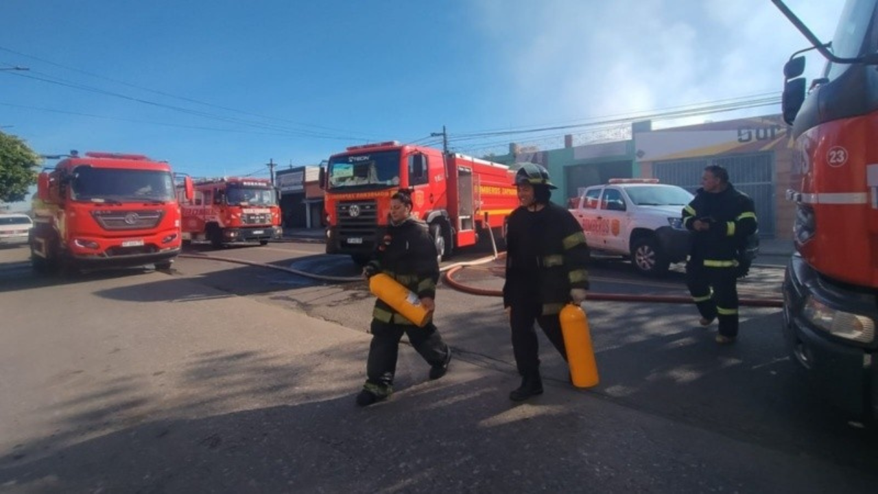 El fuego comenzó en un local de Arijón al 1800 y se expandió a predios linderos. Trabajaron cinco dotaciones de bomberos y había cortes de tránsito. Gran preocupación en la zona por el material combustible y las dimensiones de las llamas.