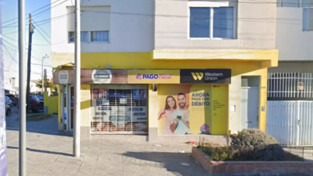 El hecho ocurrió este miércoles por la mañana en un local ubicado sobre Avenida Estados Unidos al 900. Tres personas ingresaron al comercio, amenazaron a las empleadas y escaparon con el dinero guardado en una caja fuerte.