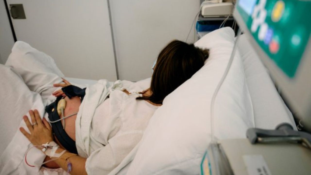 Un fallo de segunda instancia confirmó la condena contra la Provincia del Chaco que deberá indemnizar a una pareja por la muerte de su hija recién nacida, como consecuencia de una atención médica deficiente en el Hospital Perrando de Resistencia. La mujer fue obligada a pasar 40 horas en trabajo de parto cuando debió ser sometida a cesárea apenas ingresada. Uno de los peritos confirmó que la beba no hubiese muerto de haberse practicado esa cirugía que es una práctica habitual en nosocomios privados. ¿Un caso de violencia obstétrica subrregistrado?