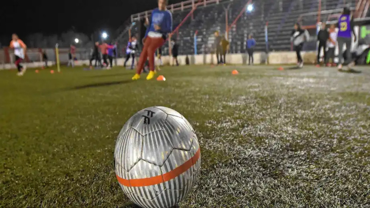 La Justicia de Roca condenó a un club de la Liga Deportiva Confluencia y la competición a pagar una indemnización millonaria por las graves lesiones sufridas por una espectadora en un partido de fútbol.