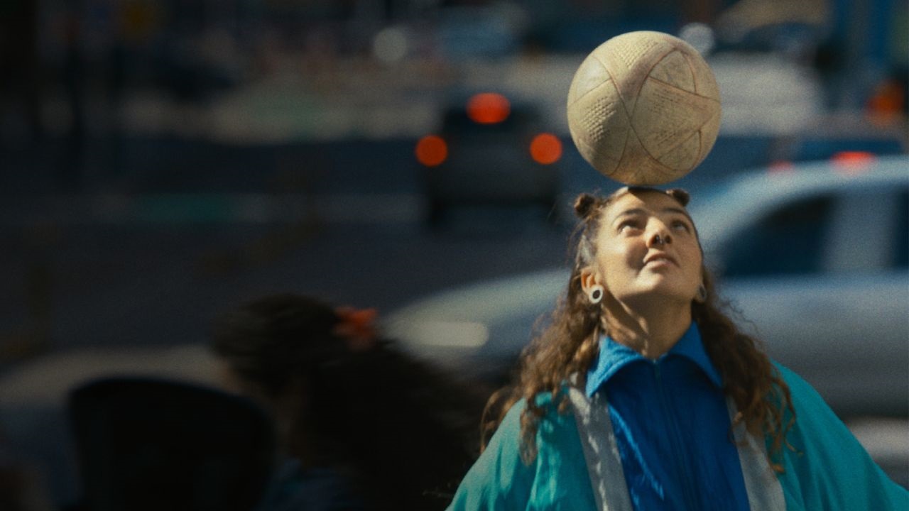 Una nueva campaña que pone el foco en lo que el fútbol despierta en los argentinos, retratando aquellos gestos espontáneos que aparecen casi sin pensarlo.