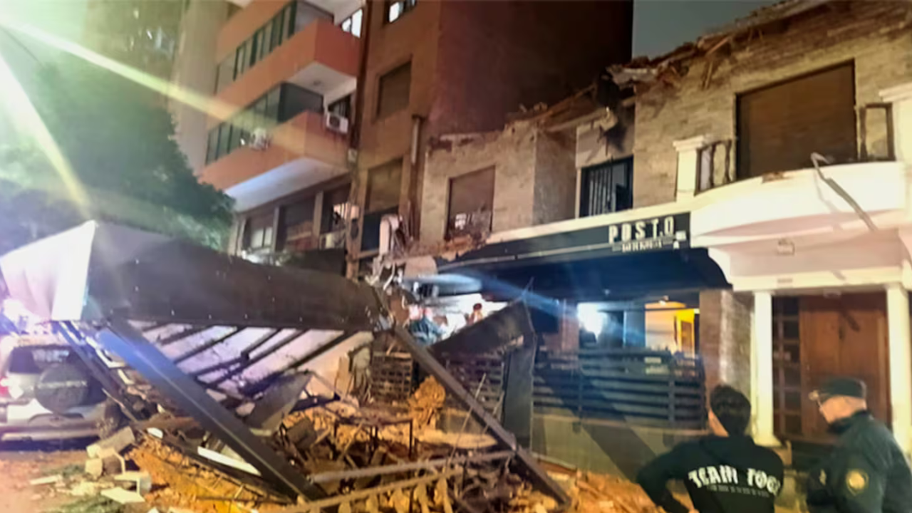 Un muerto y siete heridos luego de que cediera la mampostería lateral de un edificio. Perímetro en la zona y desvíos de tránsito.