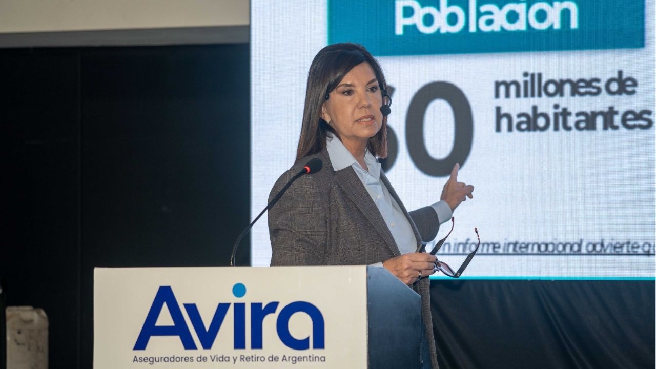 En el marco del Seminario Internacional de la Asociación de Aseguradores de Vida y Retiro de la República Argentina (AVIRA), la reconocida periodista y ejecutiva de medios Liliana Parodi analizó el impacto económico, social y financiero de la longevidad. Con un llamado urgente a cambiar el mindset de la industria, argumentó por qué el segmento mayor de 50 años representa la nueva frontera de negocios para los seguros de personas.