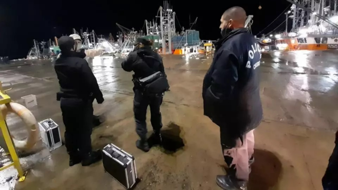 Según indicaron fuentes policiales, refirió que a las 23 hs del jueves aproximadamente, se encontraba con su compañero de estiba, cargando y descargando cajones en el barco de la flota amarilla “Don José Di Bona”, cuando este se desvaneció y cayó al suelo.