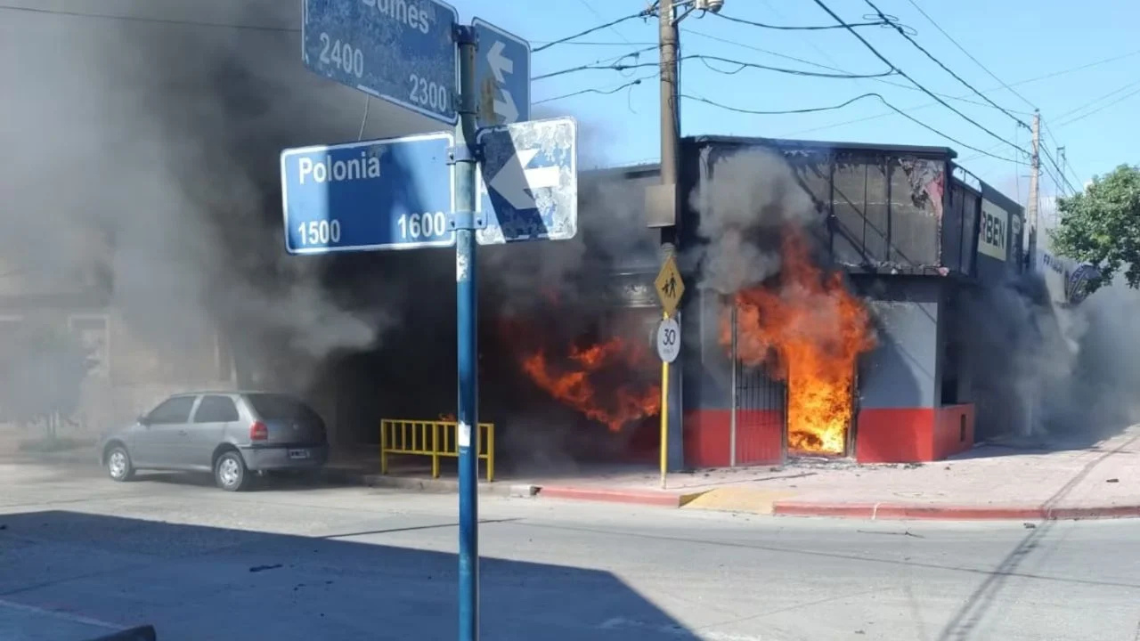 Una pinturería de barrio Pueyrredón de la  ciudad de Córdoba se incendió esta mañana, ocasionando pérdidas millonarias.