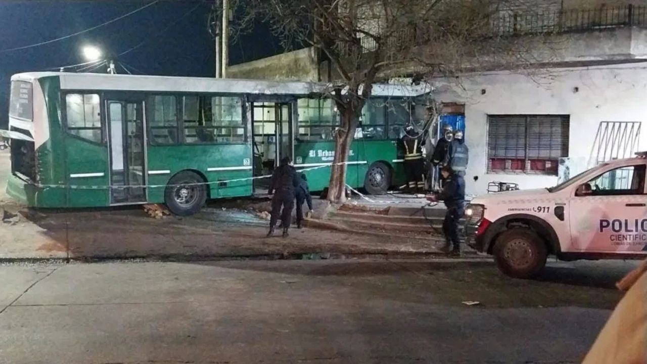 El conductor, que iba con el vehículo sin pasajeros, falleció en el acto. Ocurrió en Temperley.