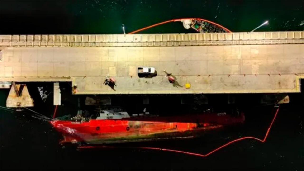 Un barco pesquero, que se encontraba amarrado en Puerto Madryn, se hundió tras perder la estabilidad y escorarse; no se reportaron lesionados porque se activó el protocolo y quienes estaban abordo abandonaron la nave.