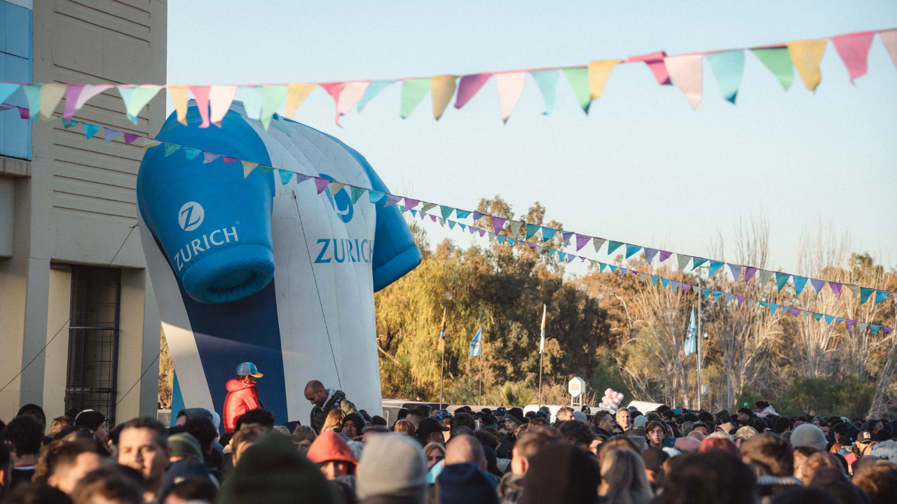 Con más de 10 años acompañando a la UAR, la compañía de seguros celebra sus seis décadas en el país, cuidando a la unión del rugby argentino con una experiencia única en el Estadio Malvinas Argentinas.