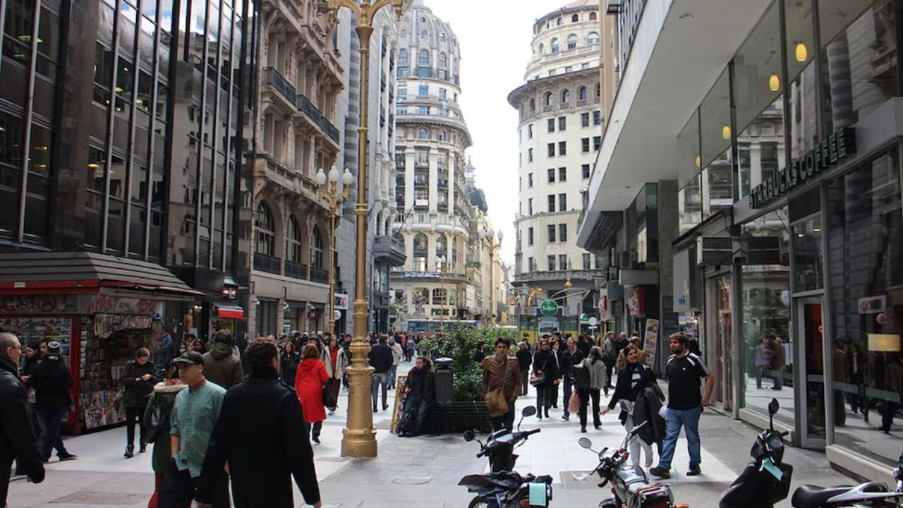 Una mujer sufrió una grave caída en 2012 que le dejó secuelas físicas y psicológicas. La Cámara Civil confirmó la condena concurrente contra el Gobierno porteño, la propietaria del inmueble y el local comercial que funcionaba en el lugar, y fijó una indemnización superior a $10 millones.
