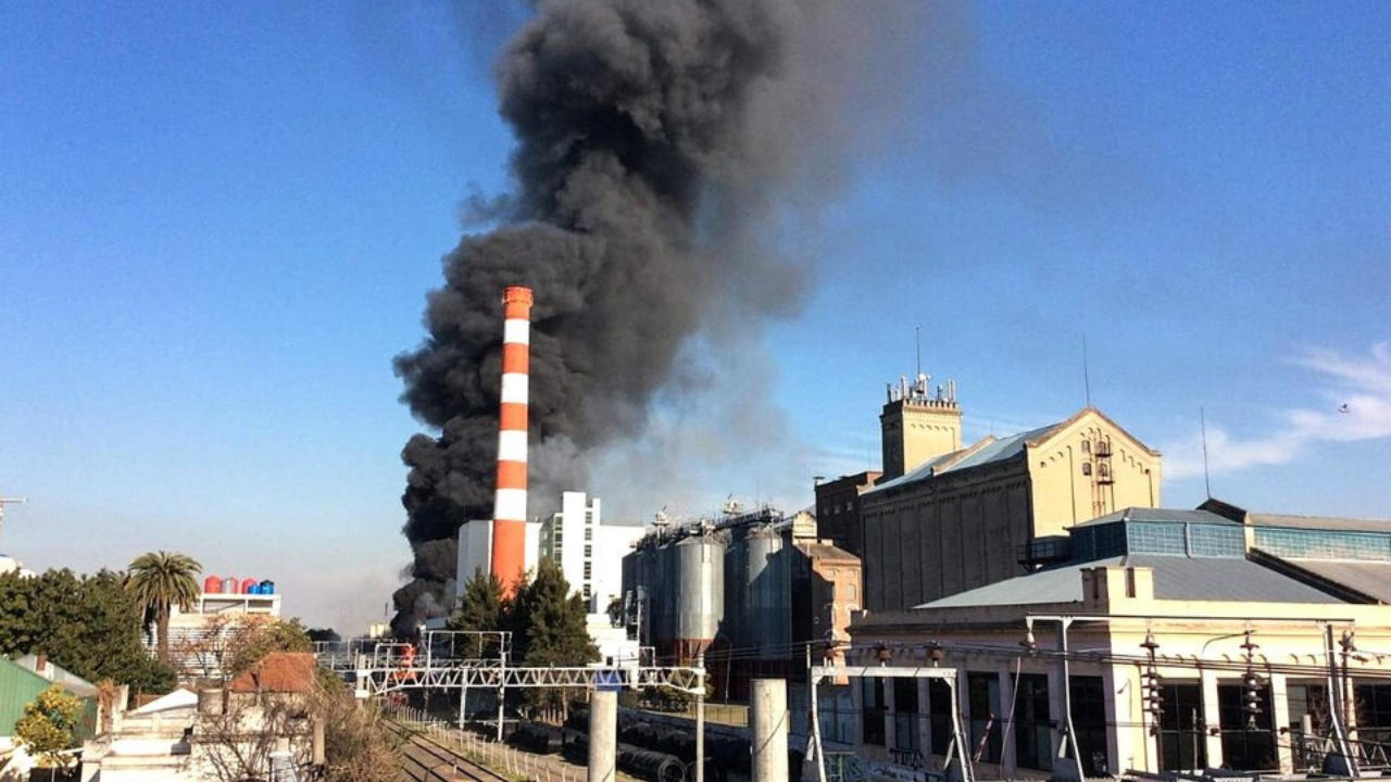 Un incendio se registró en la tarde del sábado en la fábrica de la cervecería Quilmes, situada en esa localidad bonaerense, donde diez dotaciones de bomberos de distintos cuarteles trabajaron...