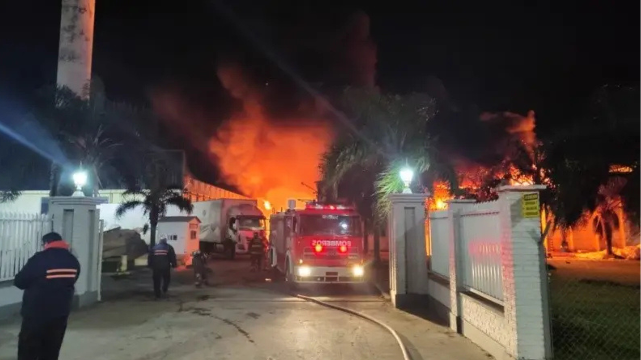 Un incendio de gran magnitud afectó la fábrica de colchones Sueño Dorado en el parque industrial de Rafaela, generando daños materiales severos y movilizando a más de 60 bomberos para controlar el fuego.