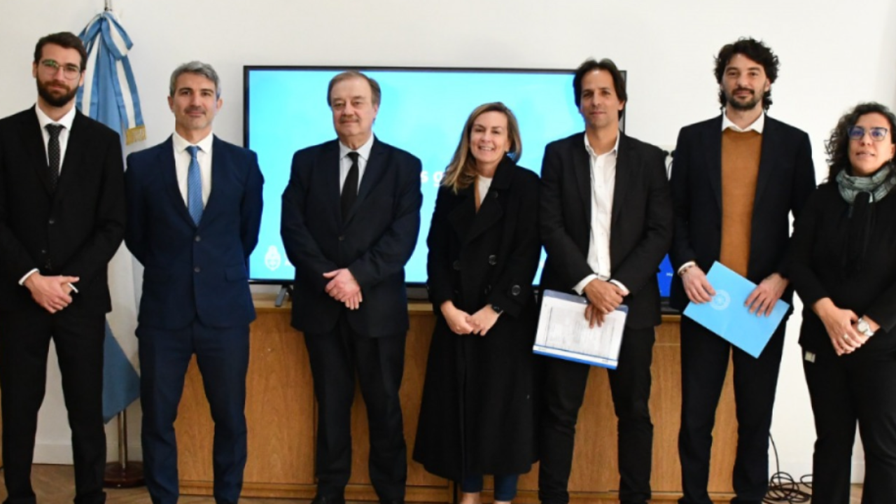 La reunión contó con la asistencia de los representantes de las cámaras y asociaciones del sector asegurador (AVIRA, ADIRA, ACCS, FAPASA y UART) y de los responsables de PLA/FT.