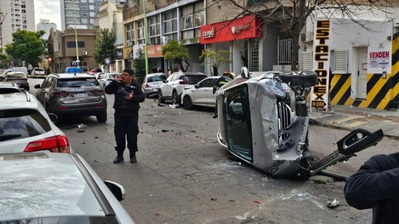 El conductor sufrió un paro cardíaco cuando manejaba y desencadenó un espectacular choque múltiple. Ocurrió alrededor de las 12:30 de este jueves.