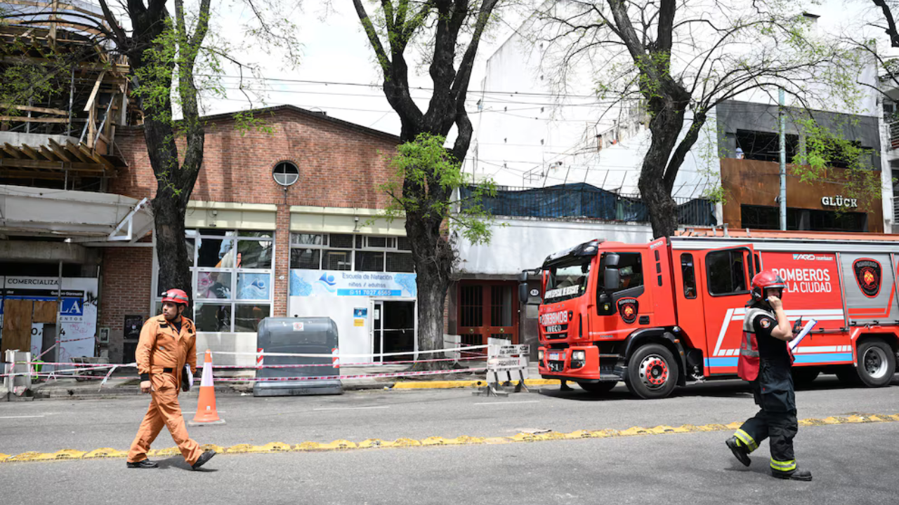 Además, varias personas tuvieron que recibir atención por crisis nerviosas. El incidente se produjo por la caída de la mampostería sobre el techo.