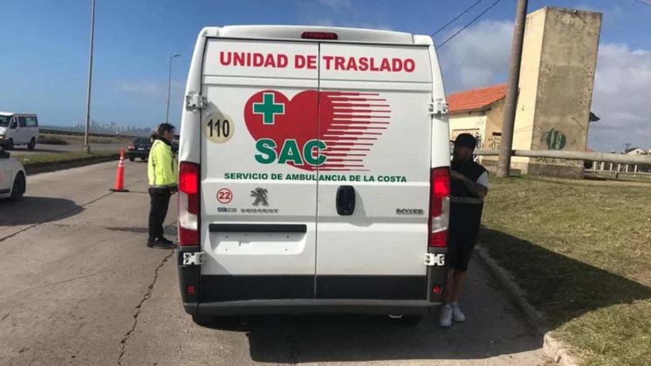 La ambulancia de la empresa SAC venía de Santa Teresita a Mar del Plata con pacientes que requerían un tratamiento oncológico. La pararon porque no tenía patente y descubrieron todas las irregularidades.