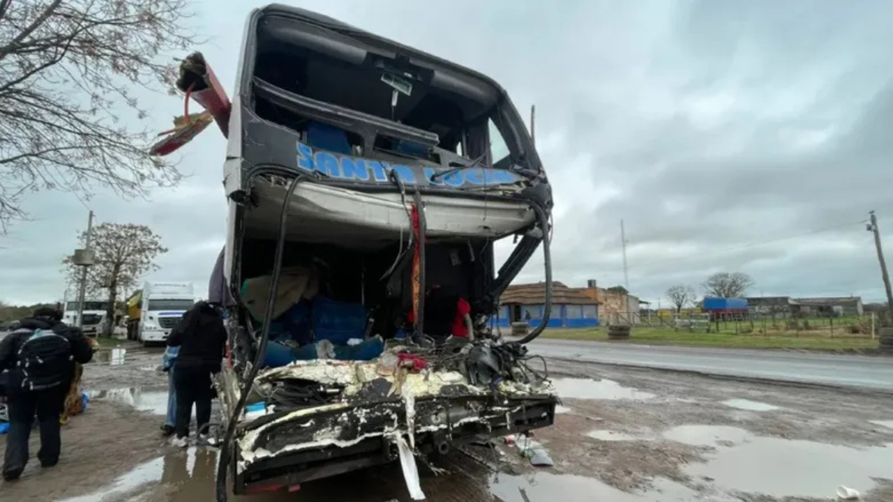 El trágico accidente dejó un saldo de tres personas y 17 heridos, de los cuales uno de ellos relató cómo fue momento. El hecho ocurrió a las 22.30 de este sábado en el kilómetro 513, a la altura de la localidad de Nelson.